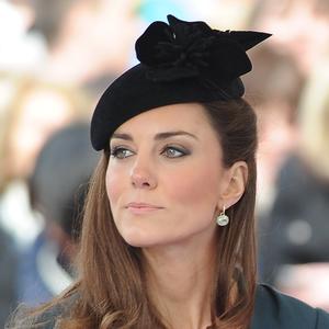 U društvu sa kraljicom: Kejt Midlton u sivom kaputu pravo je oličenje ukusa i elegancije (FOTO)