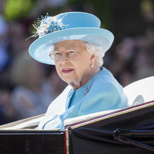 Skandal o kom bruji CEO SVET: Kraljica Elizabeta odlikovala bivšu prostitutku titulom POČANE DAME!