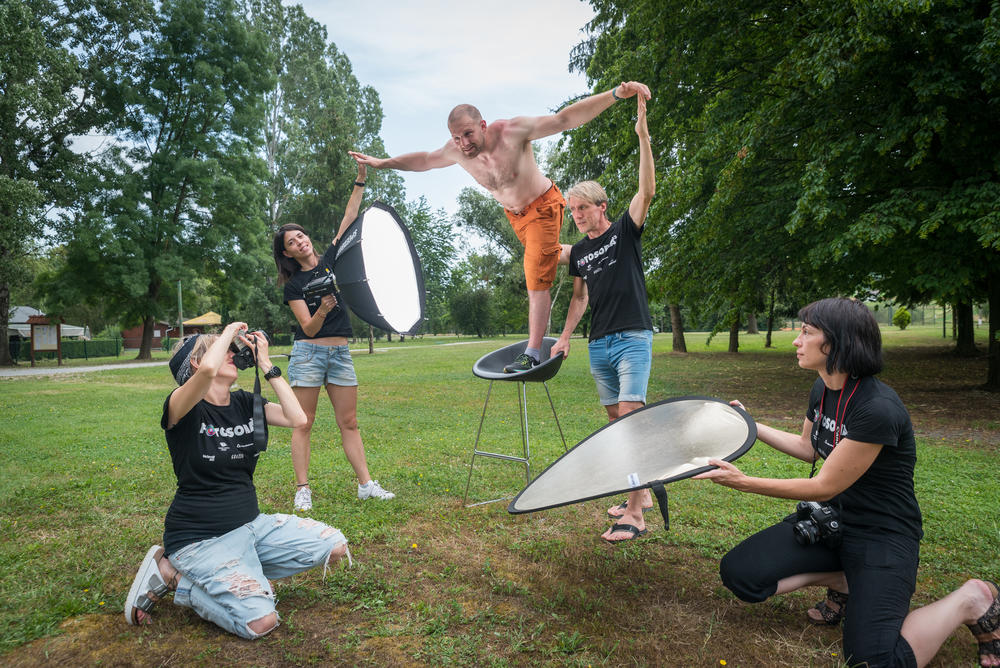 <p>Da je za odličnu fotografiju jednako važan dobro raspoložen model, baš kao i kvalitetan fotograf, dokazuju fotografije nastale 12. juna u Termama Tuhelj, gde su seminaristi Fotosofije, besplatnog seminara pod vođstvom fotografa Damira Hoyke, snimali portrete muzičara, sportista, glumaca, tv-voditelja...</p>