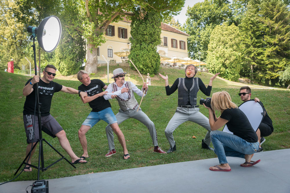 <p>Da je za odličnu fotografiju jednako važan dobro raspoložen model, baš kao i kvalitetan fotograf, dokazuju fotografije nastale 12. juna u Termama Tuhelj, gde su seminaristi Fotosofije, besplatnog seminara pod vođstvom fotografa Damira Hoyke, snimali portrete muzičara, sportista, glumaca, tv-voditelja...</p>