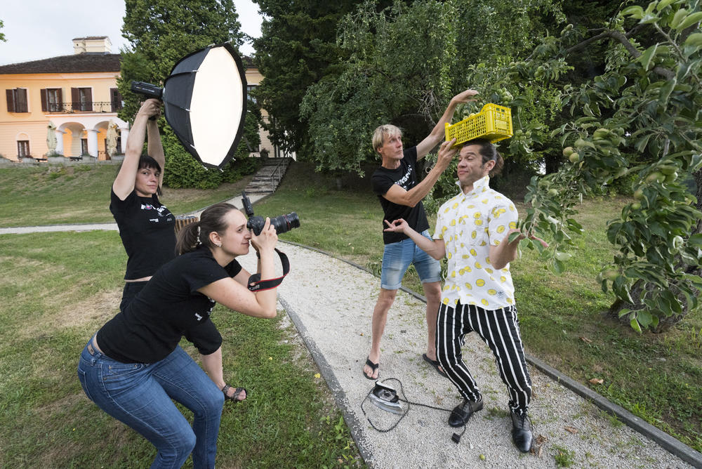 <p>Da je za odličnu fotografiju jednako važan dobro raspoložen model, baš kao i kvalitetan fotograf, dokazuju fotografije nastale 12. juna u Termama Tuhelj, gde su seminaristi Fotosofije, besplatnog seminara pod vođstvom fotografa Damira Hoyke, snimali portrete muzičara, sportista, glumaca, tv-voditelja...</p>