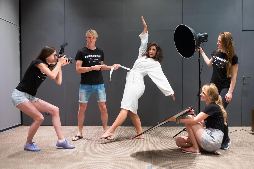 <p>Da je za odličnu fotografiju jednako važan dobro raspoložen model, baš kao i kvalitetan fotograf, dokazuju fotografije nastale 12. juna u Termama Tuhelj, gde su seminaristi Fotosofije, besplatnog seminara pod vođstvom fotografa Damira Hoyke, snimali portrete muzičara, sportista, glumaca, tv-voditelja...</p>