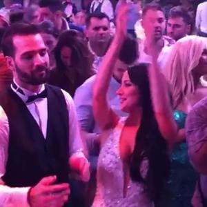 Kum se latio mikrofona: Aco Pejović zapevao na Aleksandrinom i Filipovom venčanju i PODIGAO SVE NA NOGE (VIDEO)