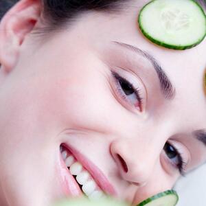 4 SJAJNA NAČINA ZA NEGU: Blistava koža lica za samo par minuta uz pomoć biljaka i povrća!
