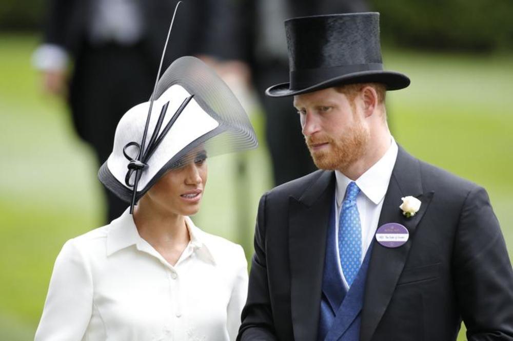 <p>Vojvoda i vojvotkinja od Saseksa juče su podelili saopštenje da se povlače iz „prve postave“ kraljevske porodice i da će ubuduće raditi na tome da postanu finansijski nezavisni, a britanski mediji javljaju da nisu slučajno odabrali kada će to učiniti.</p>