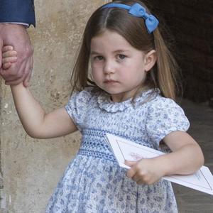 Ona je ZVEZDA kraljevske porodice: Malena princeza Šarlot ukrala svu pažnju na Luisovom KRŠTENJU (FOTO)