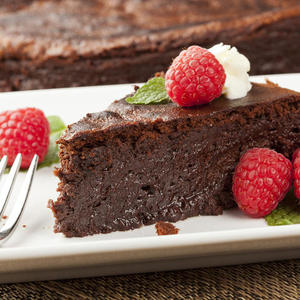 Verovali ili ne: Čokoladna torta s malinama koja NE GOJI! (RECEPT)