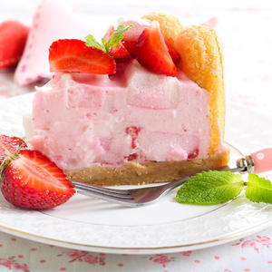 Neodoljiva letnja torta: Napravite brzu poslasticu sa voćnim jogurtom i piškotama (RECEPT)