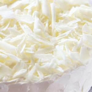 Ima sve vaše omiljene SASTOJKE: Nugat torta sa BELOM ČOKOLADOM i lešnicima za sve ljubitelje slatkiše (RECEPT)
