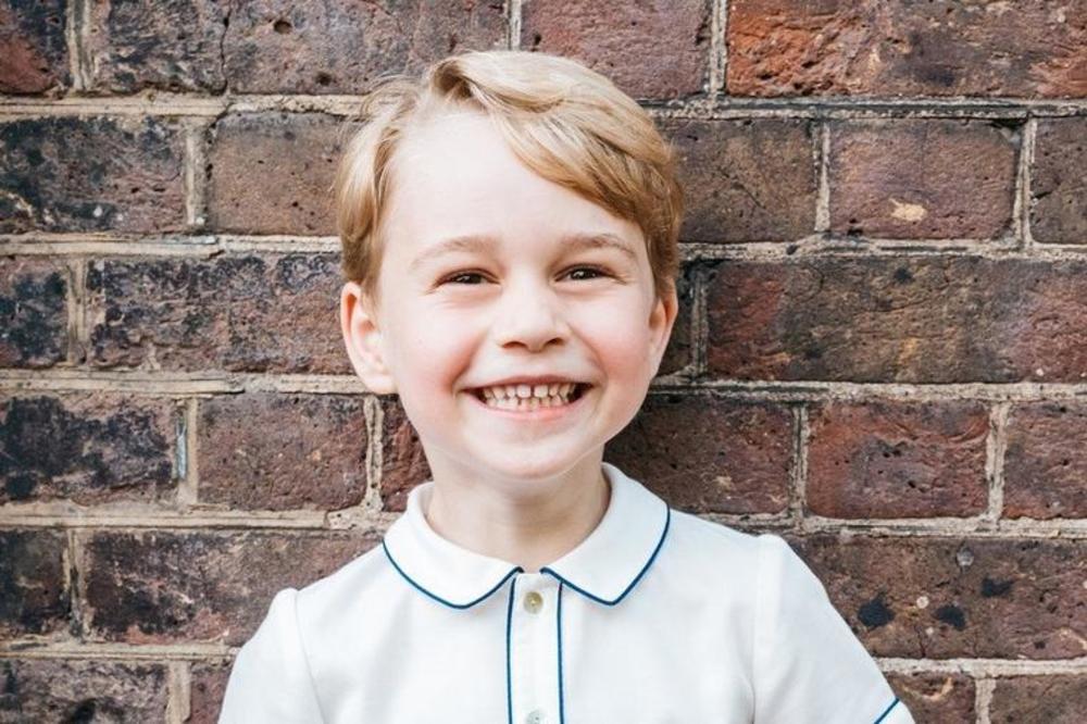 <p>Princ Džordž od Kembridža danas puni osam godina, a nije ni čudo što svi komentarišu da je slika i prilika svog oca Vilijama. Dovoljno je samo pogledati njegovu najnoviju fotografiju!</p>