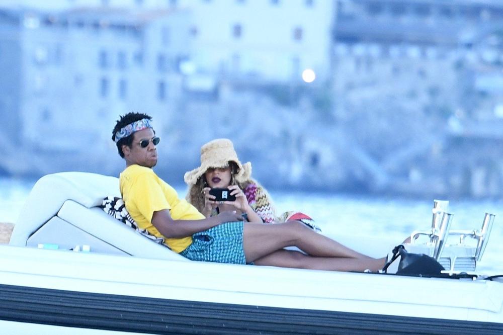 <p>Popularni par je već nekoliko puta do sada boravio na hrvatskoj obali, najčešće krstareći na velikim iznajmljenim jahtama, a ni sada nisu odstupili od toga</p>