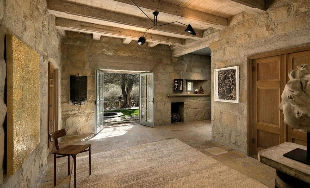 <p>Slavna voditeljka prodala je vlasniku Netfliksa Tedu Sarandosu luksuzno kalifornijsko imanje u Montesitu.</p>
