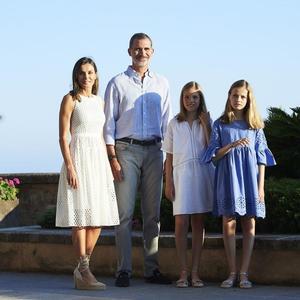 Kako letuje španska kraljevska porodica? Ovo su njihovi porodični portreti  (FOTO)