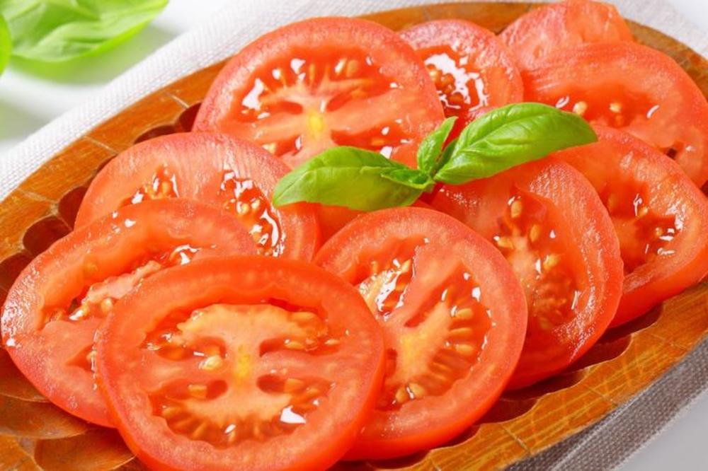 Dakle, sveži zreli paradajz trajaćeje jedan do dva dana bez frižidera i u tom periodu ga morate iskoristiti, inače ga možete baciti. 