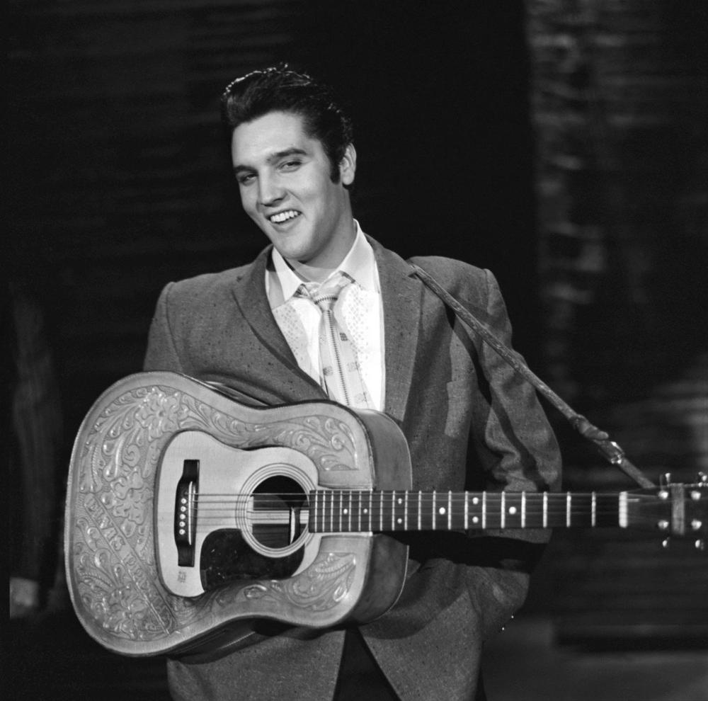 Elvis Prisli sa svojom čuvenom gitarom.