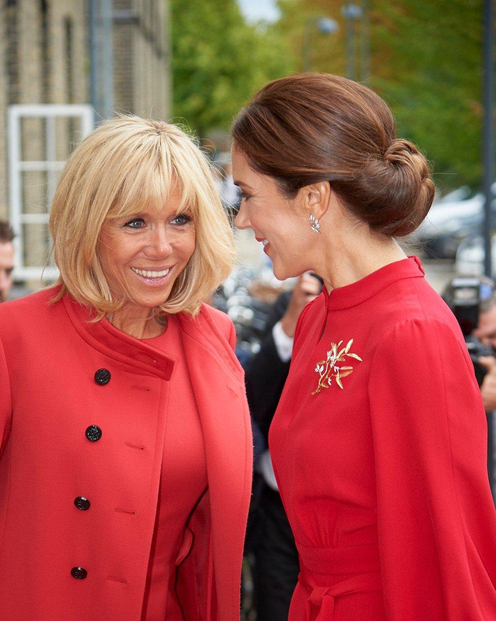 Prva dama Francuske i danska princeza su se pojavile obučene u crvenim kombinacijama.