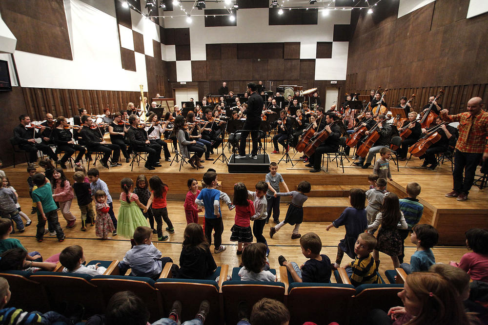 Deca uživaju u koncertu Filharmonije
