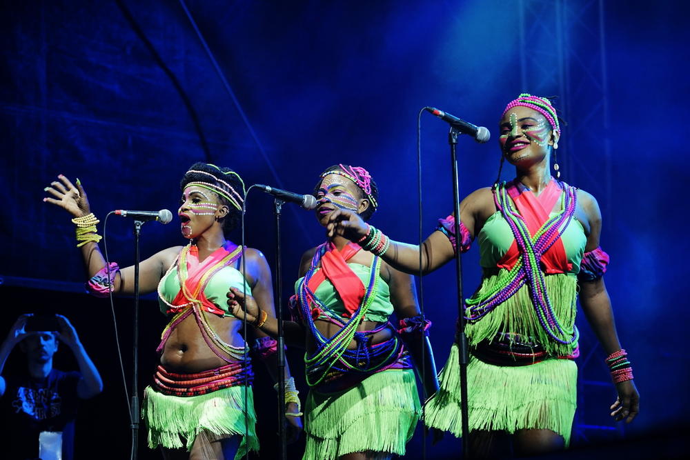 pevačice pratećih vokala su svojim plesom i kostimografijom donele atmosferu Afrike 
