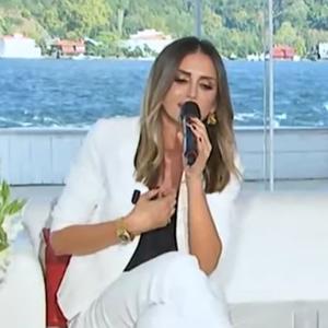 Emina Jahović na turskoj televiziji zapevala jednu od naših NAJLEPŠIH BALADA! SVI SU ZANEMELI! (VIDEO)
