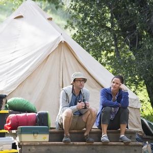 Šuma, šatori i razbesneli ljudi: Premijera nove HBO serije "Kampovanje" sa Dzenifer Garner u glavnoj ulozi