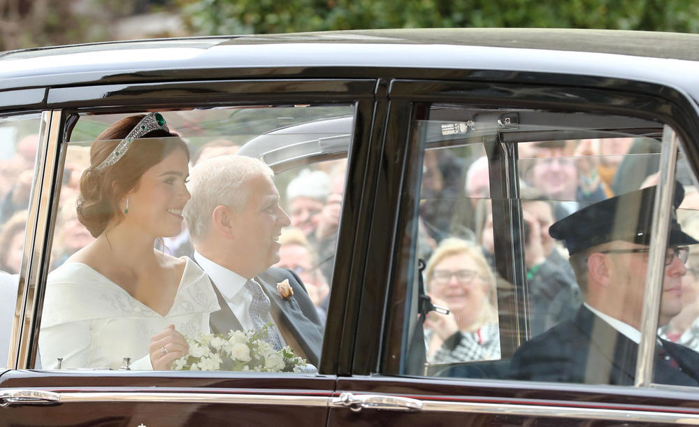 <p>Unuka kraljice Elizabete II je danas rekla sudbonosno da u predivnoj haljini sa dugačkim šlepom i tijarom.</p>