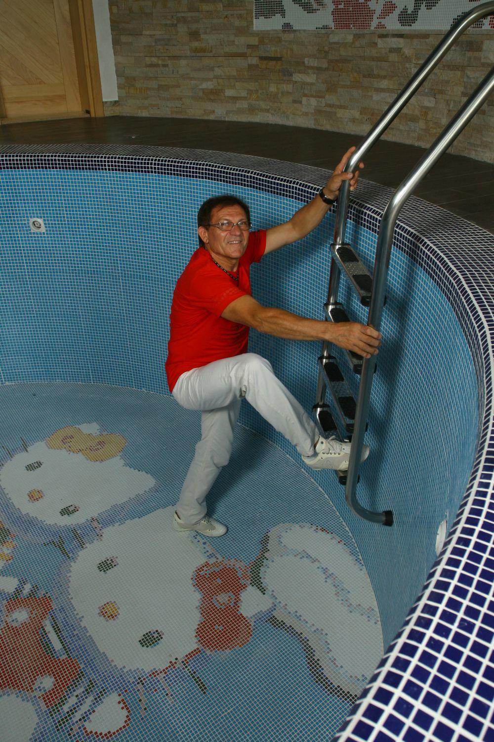 Miloš Bojanić u bazenu svog zamka