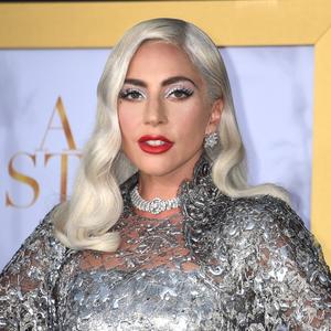 MORA DA JE LUDAČKI BOLELO: Lejdi Gaga u čast FILMSKE ULOGE uradila tetovažu duž CELOG  kičmenog stuba (FOTO)