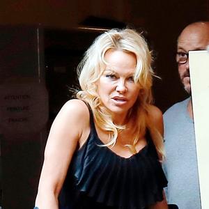 Hitno prebačena u bolnicu pa završila na štakama: Pamela Anderson U PROBLEMU! (FOTO)