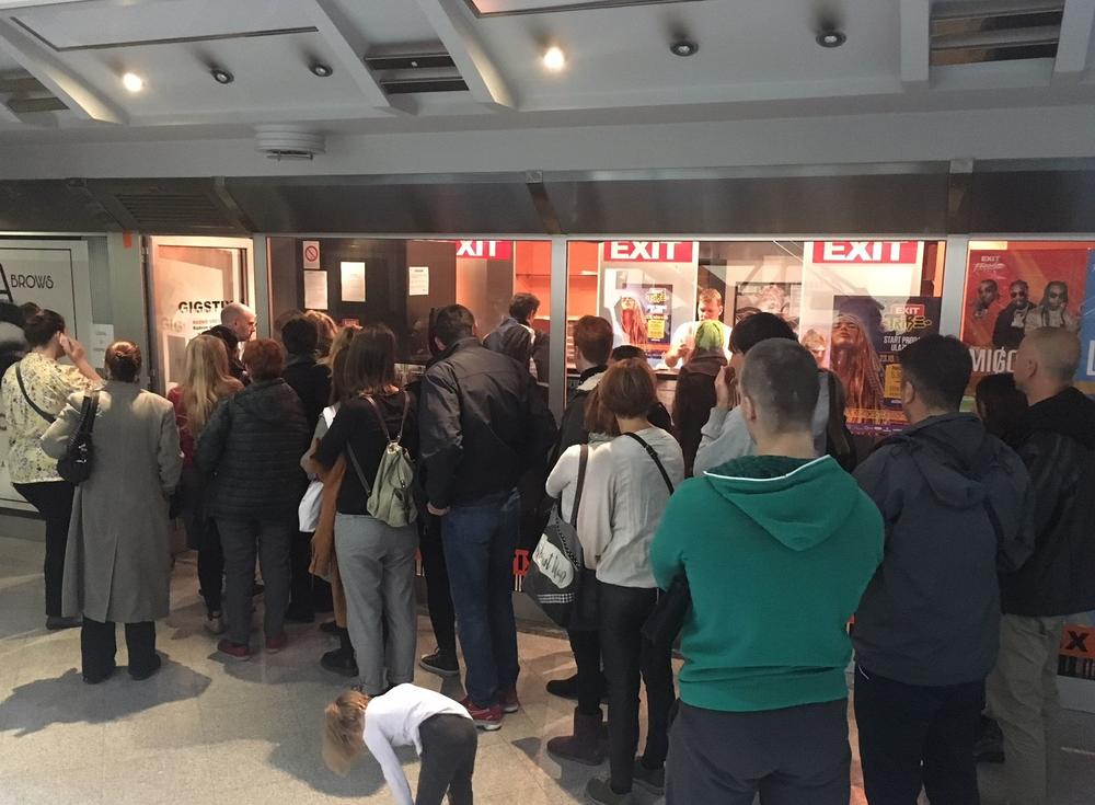 Ljudi čekaju da kupe karte za Exit festival