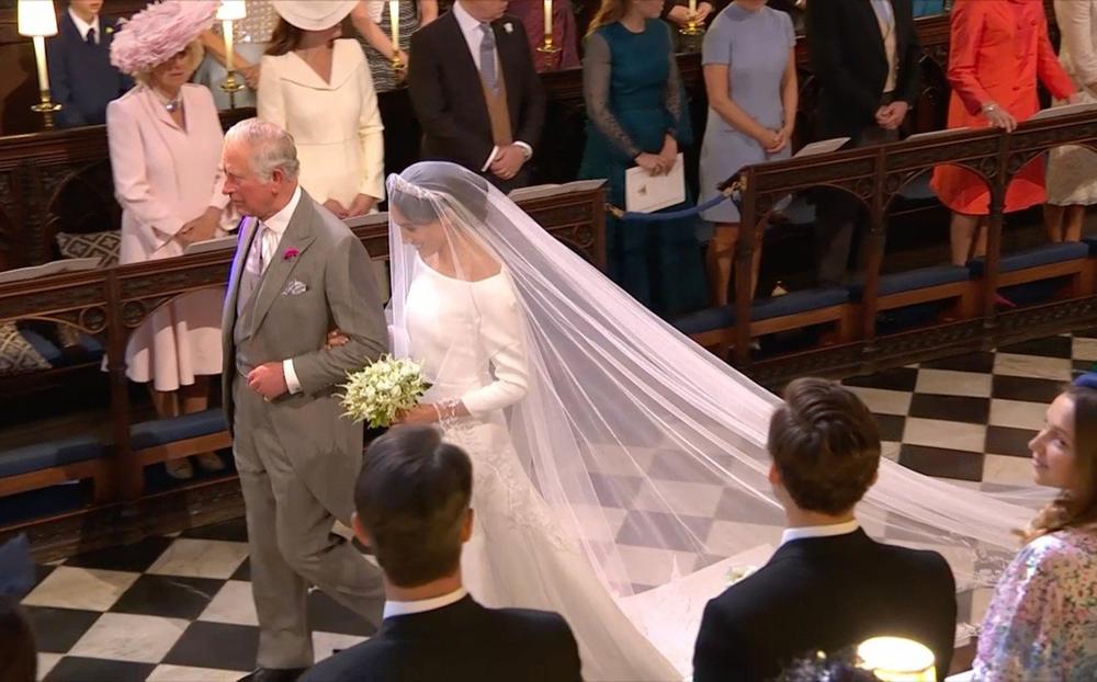 Princ Čarls ispraća Megan do oltara