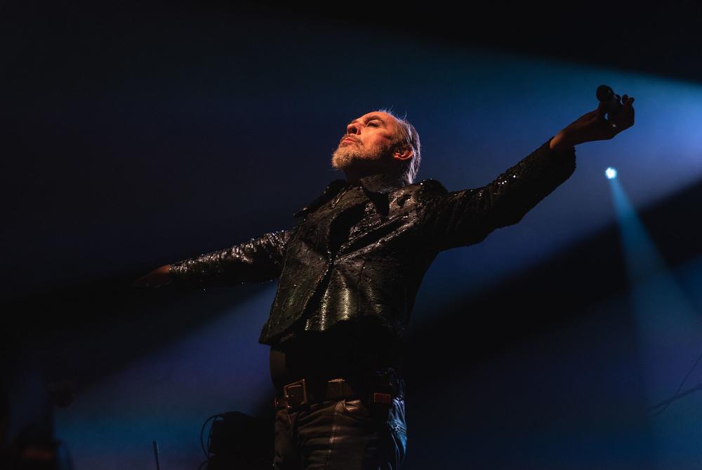 <p>Kultni muzičar Peter Murphy u petak uveče održao je koncert pred preko 3.500 posetilaca u prostoru Hangara u Luci Beograd u okviru turneje "40 Years of Bauhaus Ruby Celebration Feat. David J".</p>