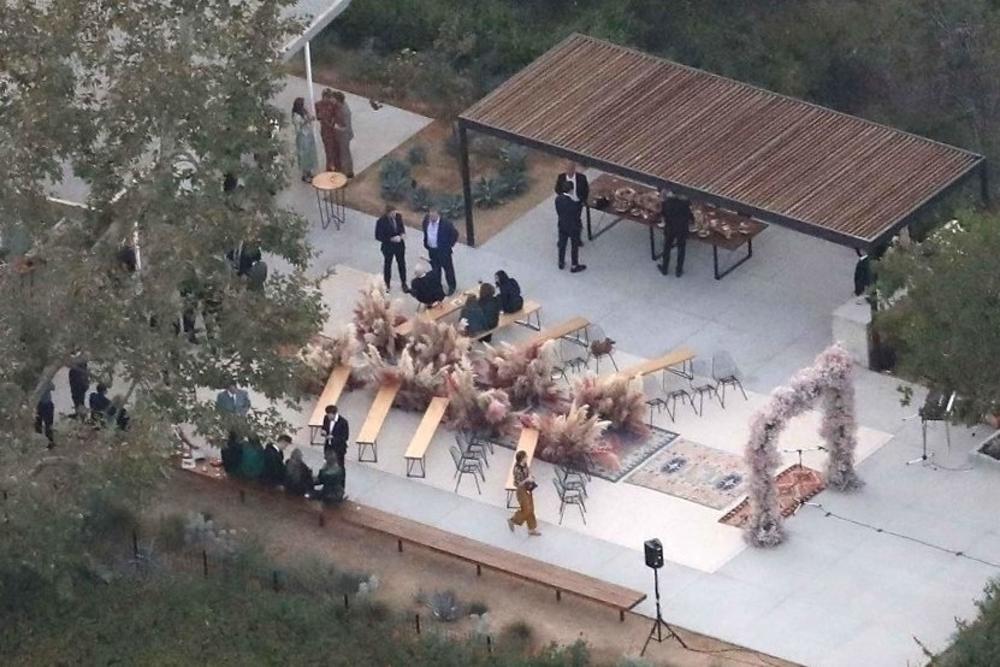 <p>Slavna glumica Mendi Mur zaklela se na večnu ljubav svom izabraniku Tejloru Goldsmitu. Ceremonija venčanja održana je iza zidina glumičinog luksuznog doma u Los Anđelesu.</p>