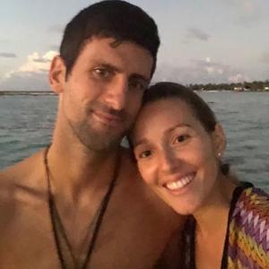 Sve što želim jeste da sam s tobom i gledam IZLAZAK SUNCA: Novak Jeleni na plaži otpevao ROMANTIČNE STIHOVE, a sada vas oboje mole da im pomognete (VIDEO)