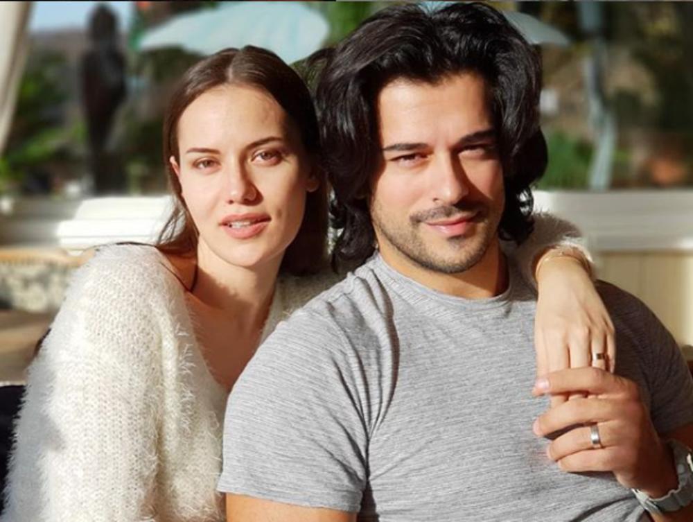 <p><strong>Burak Ozčivit i Fahrije Evdžen</strong>, možda i najpopularniji turski par, uživaju u svojoj porodičnoj idili sa sinom <strong>Karanom</strong>.</p>
