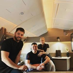 BOBA ISPUNIO OBEĆANJE: Lepa Brena ne skriva zadovoljstvo što se na putu ka Australiji sa Stefanom i Viktorom baškari u najluksuznijem avionu (FOTO)