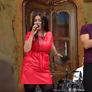 Ovo je NAJSLAĐI VIDEO koji ćete danas videti na Internetu: Devojčica RAZBIJA kako peva pesmu koju su proslavili Andreana Čekić i Emir Đulović (VIDEO)