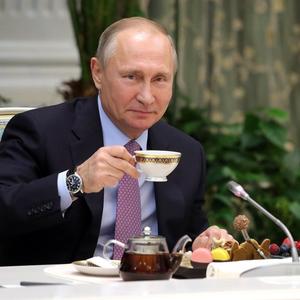 PREMA SLATKIŠIMA JE RAVNODUŠAN, A ZELENOM ČAJU SE UVEK OBRADUJE: Vladimir Putin ipak ima omiljeno jelo, a ono sadrži samo dva sastojka!