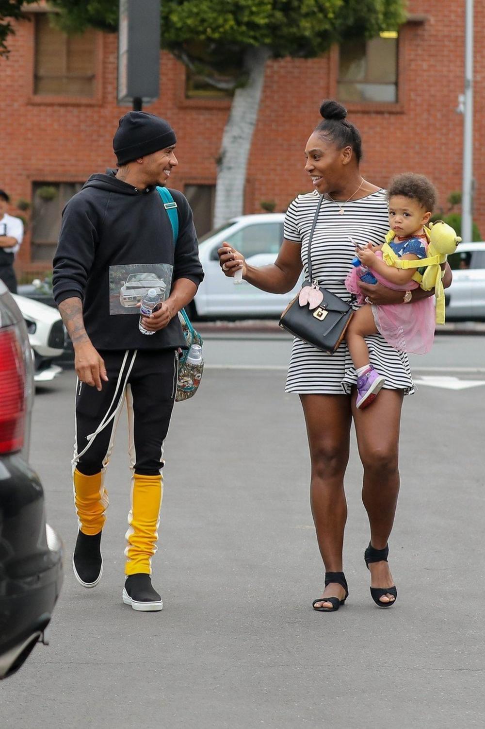 <p>Dvoje slavnih sportista, Serena Vilijams i Luis Hamilton, uslikani su prilikom slučajnog susreta, ali svu pažnju privukla je Serenina medena ćerka.</p>