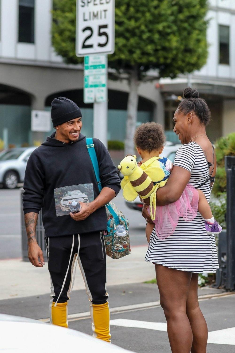 <p>Dvoje slavnih sportista, Serena Vilijams i Luis Hamilton, uslikani su prilikom slučajnog susreta, ali svu pažnju privukla je Serenina medena ćerka.</p>