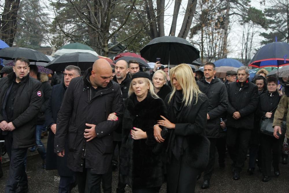 <p>Šaban Šaulić sahranjen je u Beogradu, na Novom groblju. Supruga Gordana jedva je izdržala ovaj dan na nogama, često ponavljajući kako više ne može. Sin Mihajlo sve vreme ju je držao za ruku.</p>