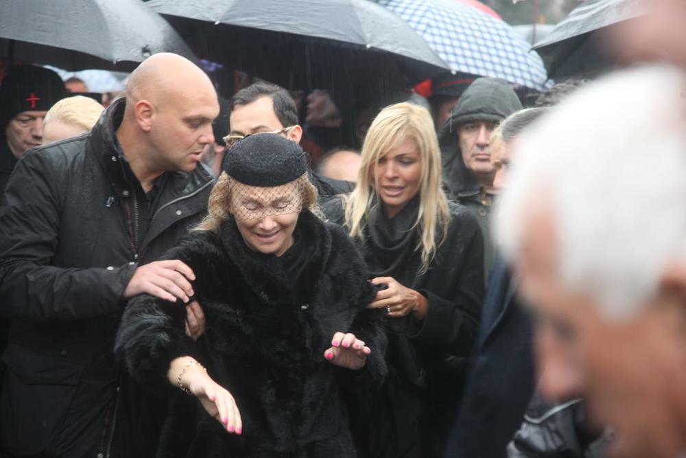 <p>Šaban Šaulić sahranjen je u Beogradu, na Novom groblju. Supruga Gordana jedva je izdržala ovaj dan na nogama, često ponavljajući kako više ne može. Sin Mihajlo sve vreme ju je držao za ruku.</p>