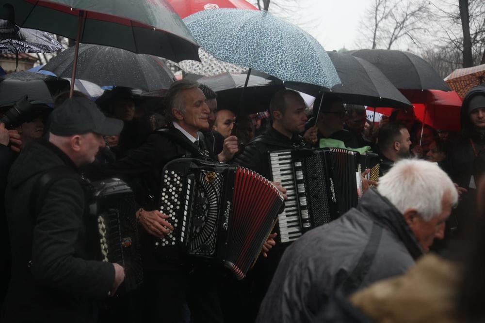 <p>Sin pokojnog Šabana Šaulića, Mihajlo, održao je potresan govor na sahrani voljenog oca.</p>