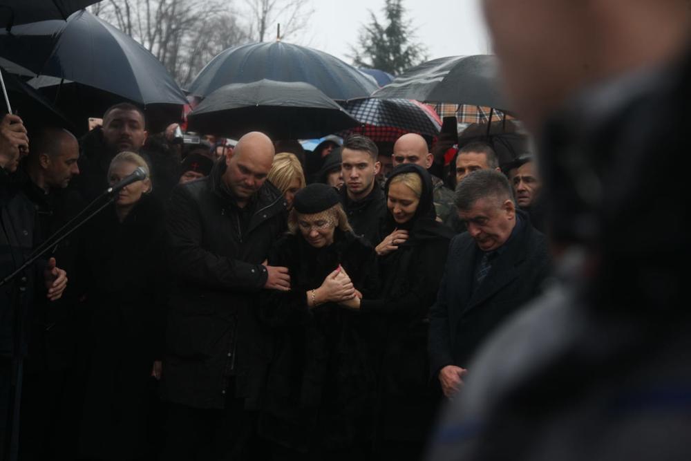 <p>Sin pokojnog Šabana Šaulića, Mihajlo, održao je potresan govor na sahrani voljenog oca.</p>