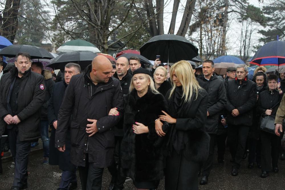 <p>Šaban Šaulić, kralj narodne muzike, sahranjen je u Aleji zaslužnih građana na Novom groblju. Poslednji pozdrav tragično nastradalom pevaču uputili su porodica, prijatelji, kolege, saradnici i brojni poštovaoci njegovog bogatog opusa.</p>