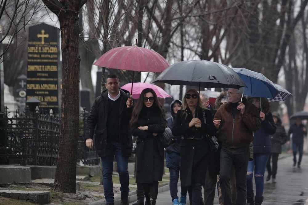 <p>Šaban Šaulić, kralj narodne muzike, sahranjen je u Aleji zaslužnih građana na Novom groblju. Poslednji pozdrav tragično nastradalom pevaču uputili su porodica, prijatelji, kolege, saradnici i brojni poštovaoci njegovog bogatog opusa.</p>