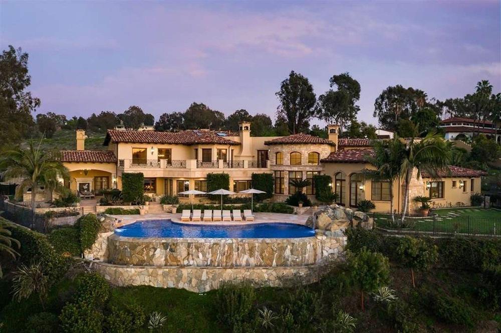 <p>Luksuzna kuća vredna nalazi se u Kaliforniji u mestu Rančo Santa Fe.<br />
 </p>