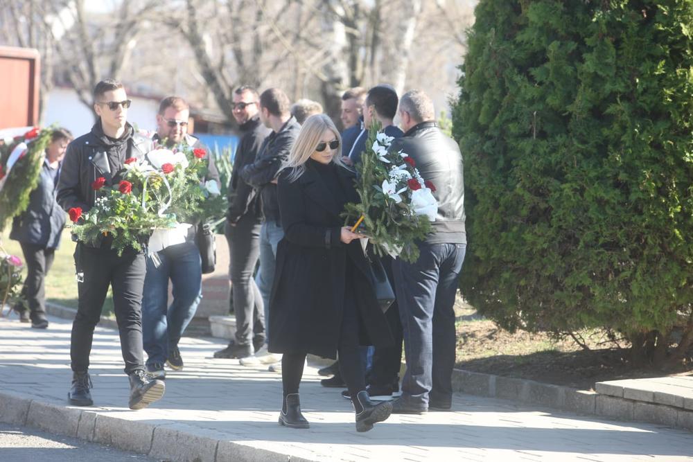 <p>Divna Karleuša, radijska voditeljka i majka pop dive Jelene Karleuše, sahranjena je na Novom bežanijskom groblju.</p>