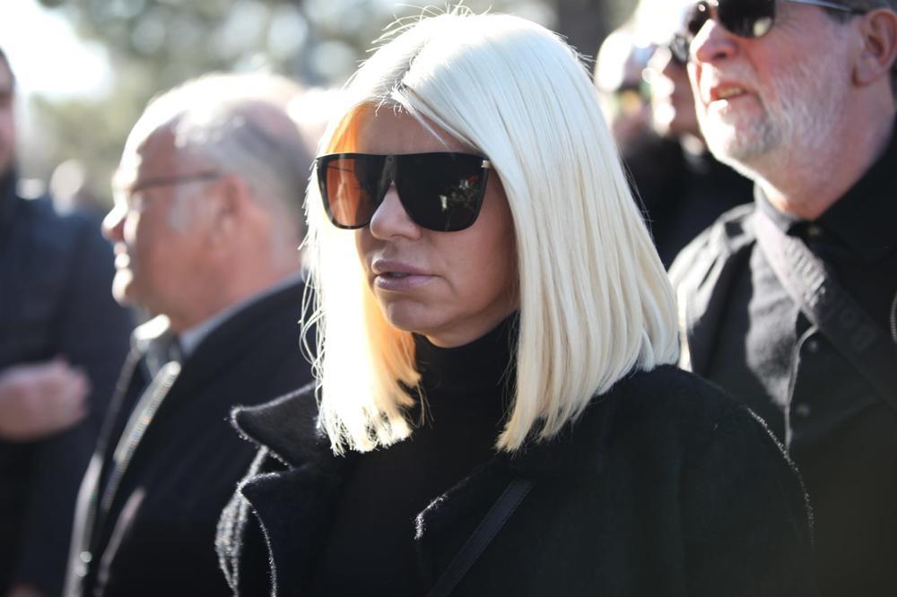 <p>Divna Karleuša, radijska voditeljka i majka pop dive Jelene Karleuše, biće danas sahranjena na Novom bežanijskom groblju.</p>