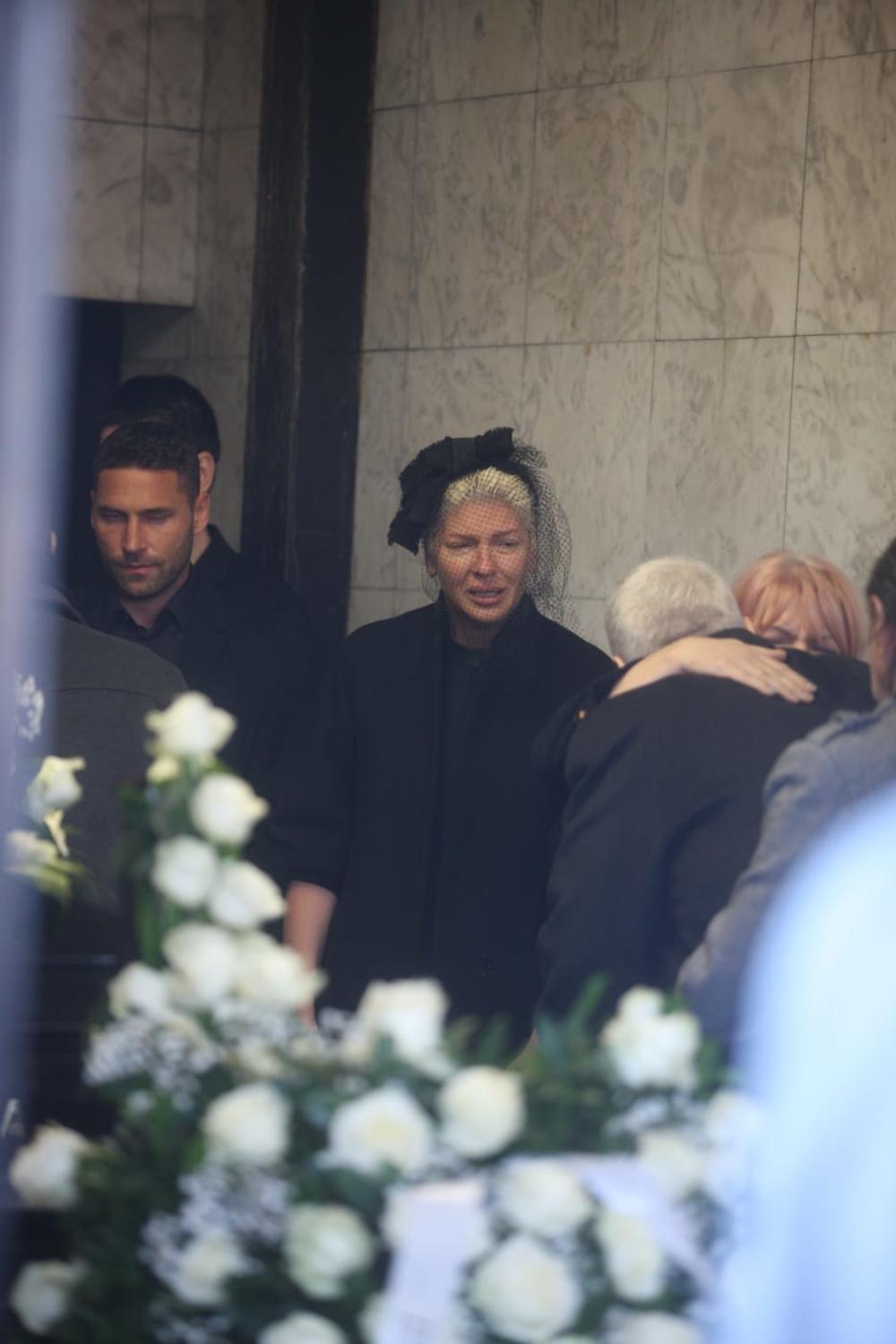 <p>Divna Karleuša, radijska voditeljka i majka pop dive Jelene Karleuše, sahranjena je na Novom bežanijskom groblju.</p>