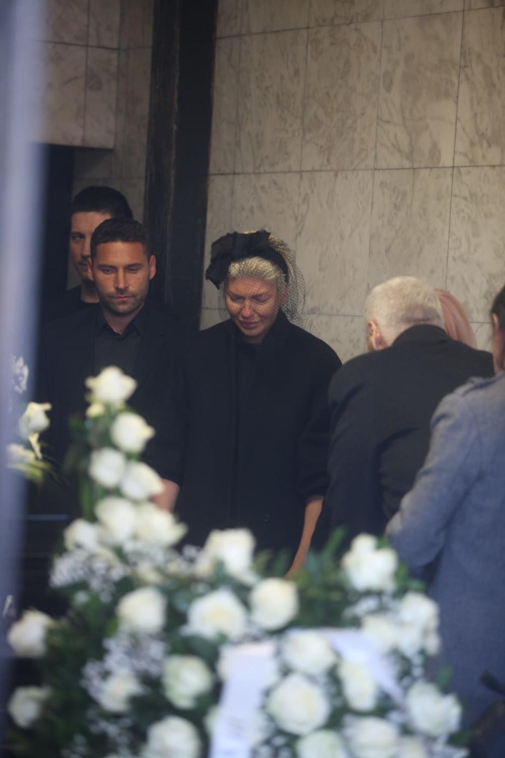 <p>Divna Karleuša, radijska voditeljka i majka pop dive Jelene Karleuše, biće danas sahranjena na Novom bežanijskom groblju.</p>